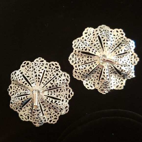 Vintage Sarah Coventry Silvertone Filigree Flower Clip Earrings - Picture 4 of 10